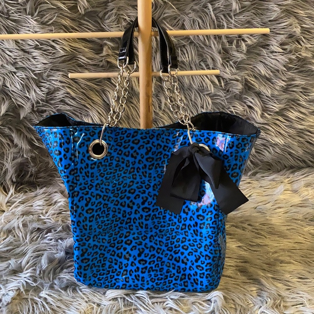 Blue leopard spot shoulder bag with chains